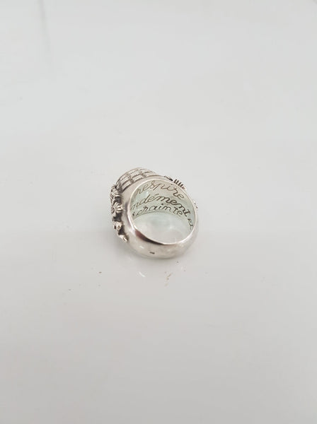 Ancienne bague à poison en argent massif avec cabochon en or blanc et jaune sertie d'un rubis