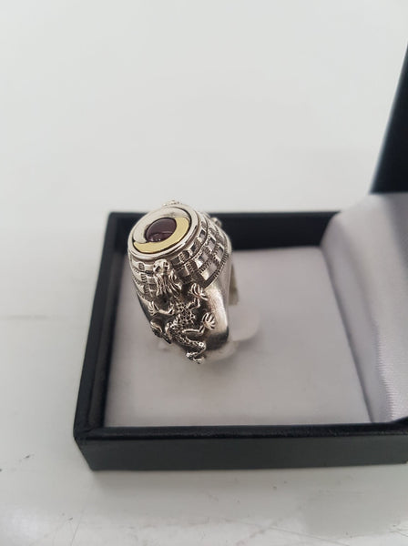 Ancienne bague à poison en argent massif avec cabochon en or blanc et jaune sertie d'un rubis