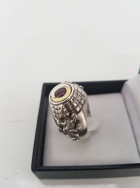 Ancienne bague à poison en argent massif avec cabochon en or blanc et jaune sertie d'un rubis