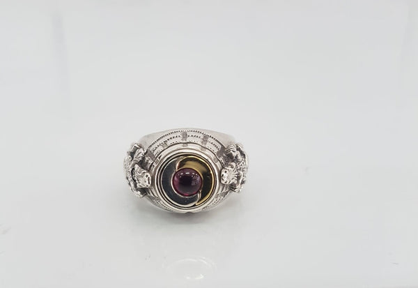 Ancienne bague à poison en argent massif avec cabochon en or blanc et jaune sertie d'un rubis