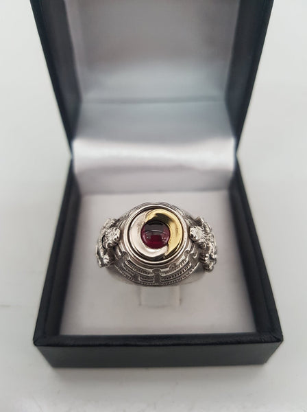 Ancienne bague à poison en argent massif avec cabochon en or blanc et jaune sertie d'un rubis