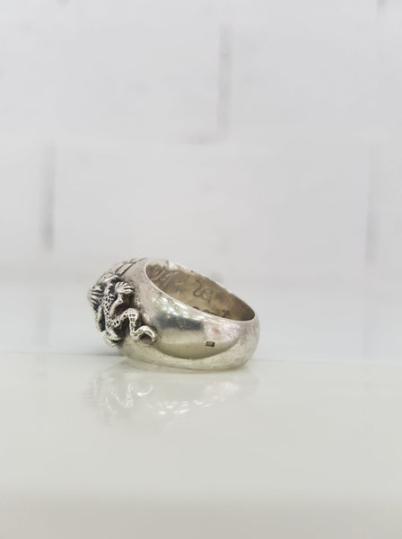 Ancienne bague à poison en argent massif avec cabochon en or blanc et jaune sertie d'un rubis