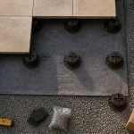 Inconvénient terrasse sur plot : dalles sur plots et géotextile visibles