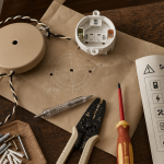 Installer luminaire plafond : courant coupé et fixation adaptée