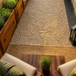 Déco pour terrasse : tapis beige, jardinières bois et lanterne solaire, lumière douce