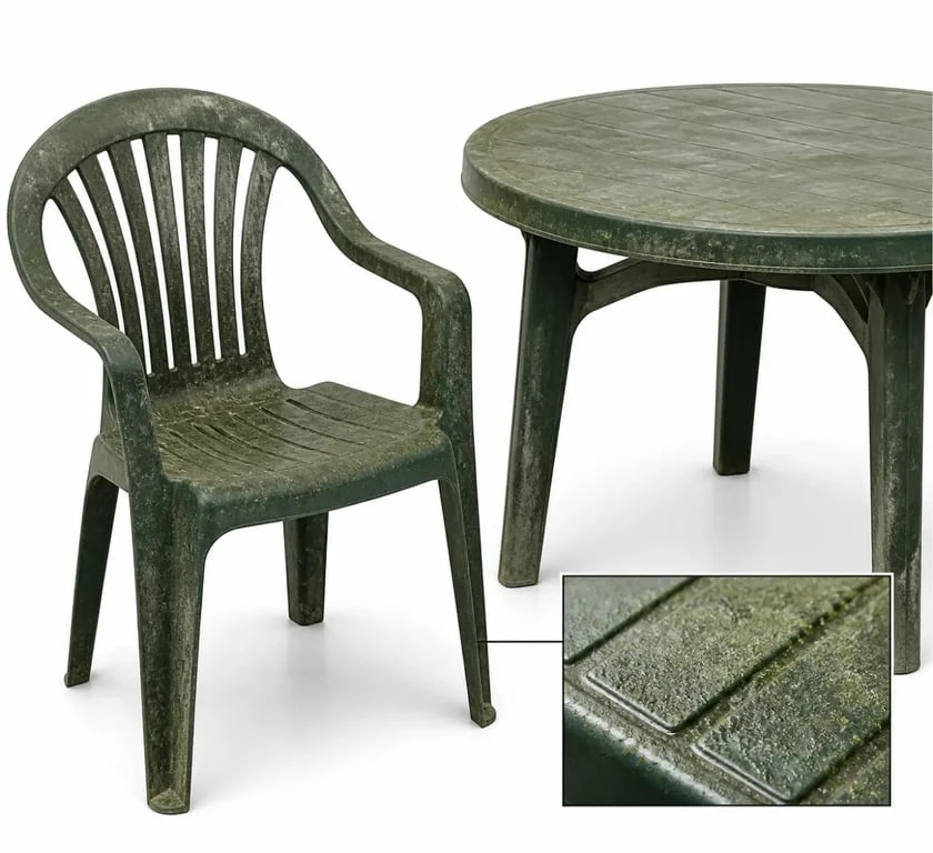 Comment raviver un salon de jardin en plastique vert avant nettoyage, avec zones verdies et dépôts visibles